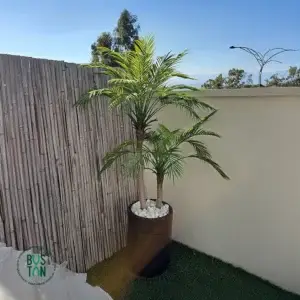 דקל מלאכותי מפוצל בגובה 1.2 מטר עם כד הוואי שחור בגובה 50 ס״מ