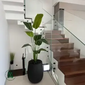 ציפור גן עדן מלאכותית בגובה כולל של כ־1.6 מטר