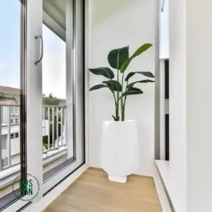 צמח ציפור גן עדן מלאכותי בגובה 1.2 מטר בכד פיראוס